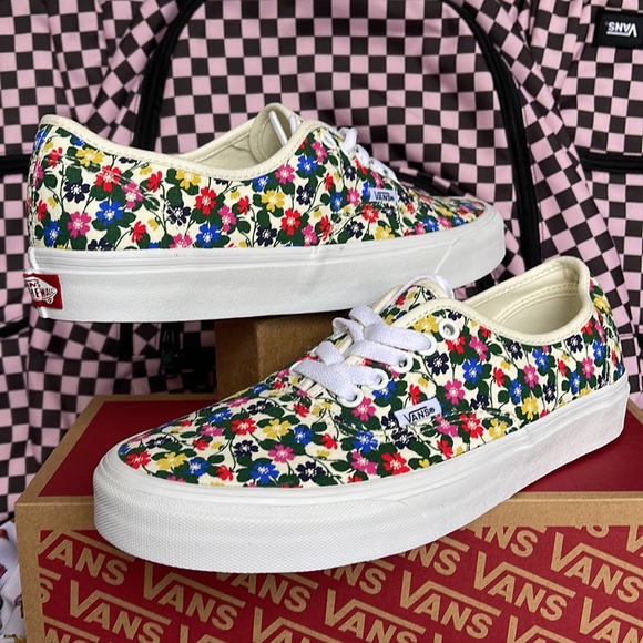 Vans Shoes - Vans WMNS Authentic
Floral White
VN0009PVTBD
Sneakers